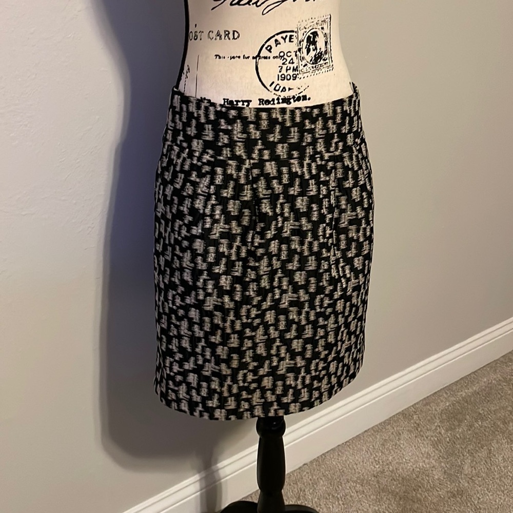 Anne Taylor Skirt size 6 black and gold